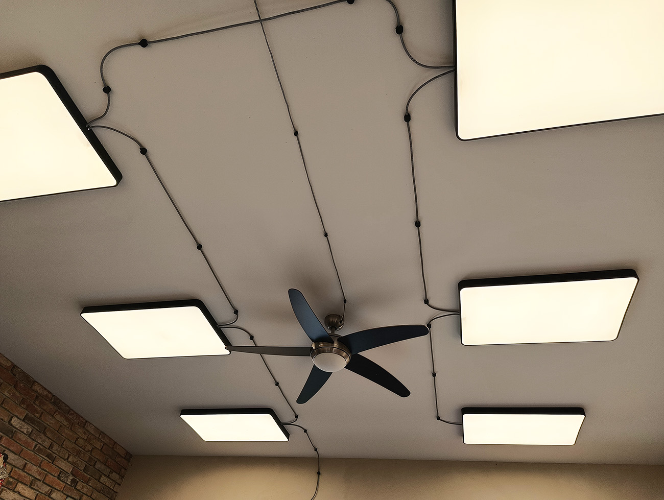 Barber ul. Królewiecka Kompleksowa Instalacja Elektryczna / Monitoring / Oświetlenie / Gniazda / Neon nad wejściem