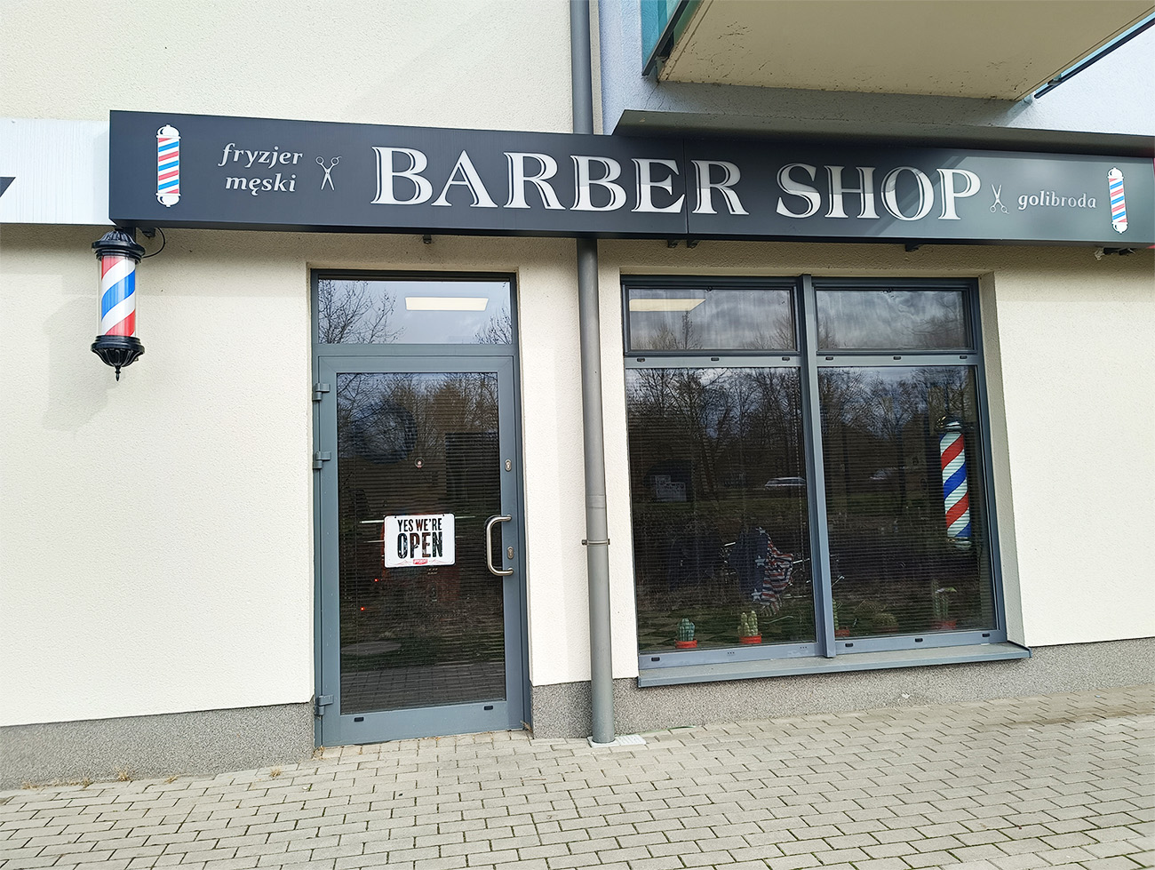 Barber ul. Królewiecka Kompleksowa Instalacja Elektryczna / Monitoring / Oświetlenie / Gniazda / Neon nad wejściem